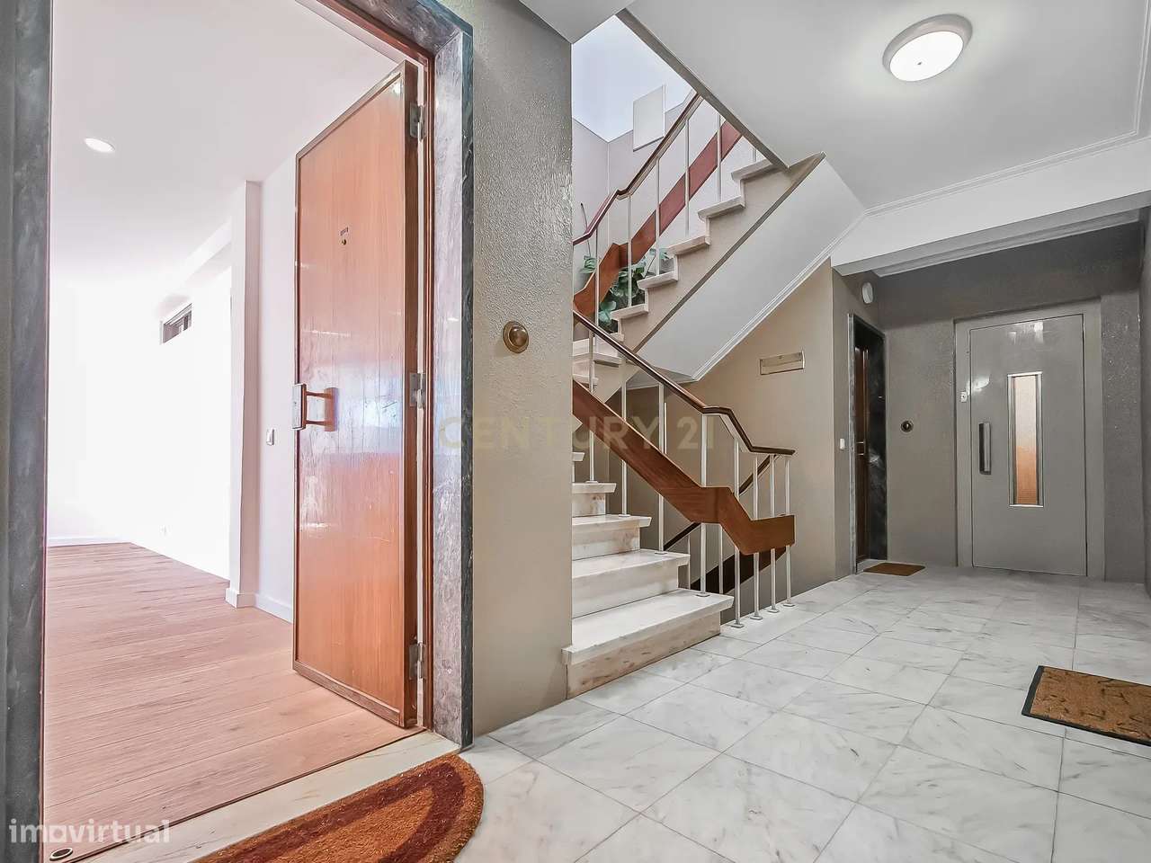 Viver no Estoril: T2 Renovado com Vista Mar, a 5 min a pé da Praia e d-28