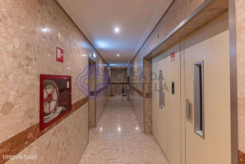 T3 convertido em T4 em Vilar de Andorinho | Box 2 Carros | Excelente E - Grande imagem: 3/25