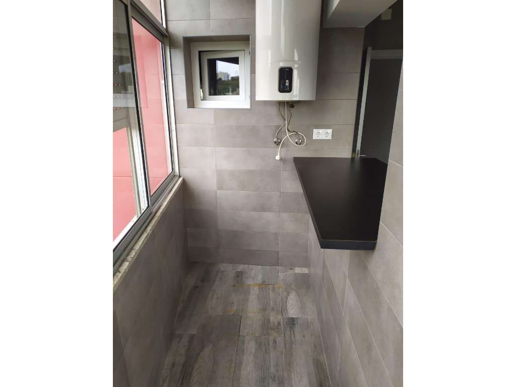 T2 remodelado e semiequipado na Amadora - Grande imagem: 4/20