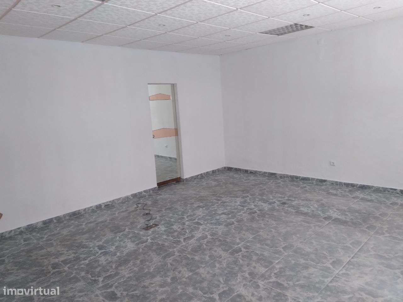 Loja Remodelada na Baixa da Banheira MUITO BEM SITUADA - Grande imagem: 3/6