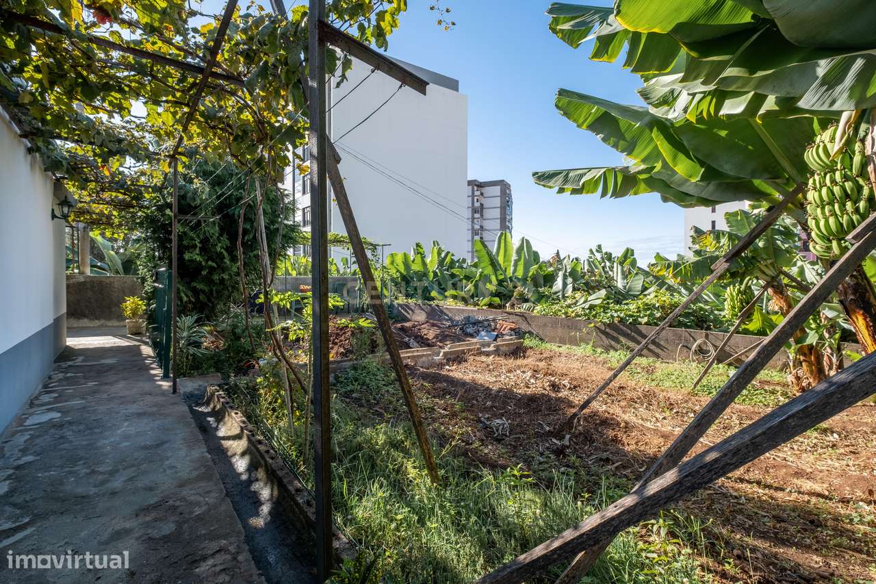 Moradia Típica Madeirense com Potencial Único – Piornais, Funchal-9