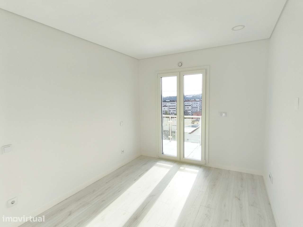 Apartamento T4 Novo c/ Garagem e um parque de Estacionamento-8