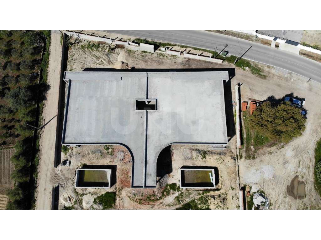 Quinta com moradia moderna térrea c/ piscina e jardim-31