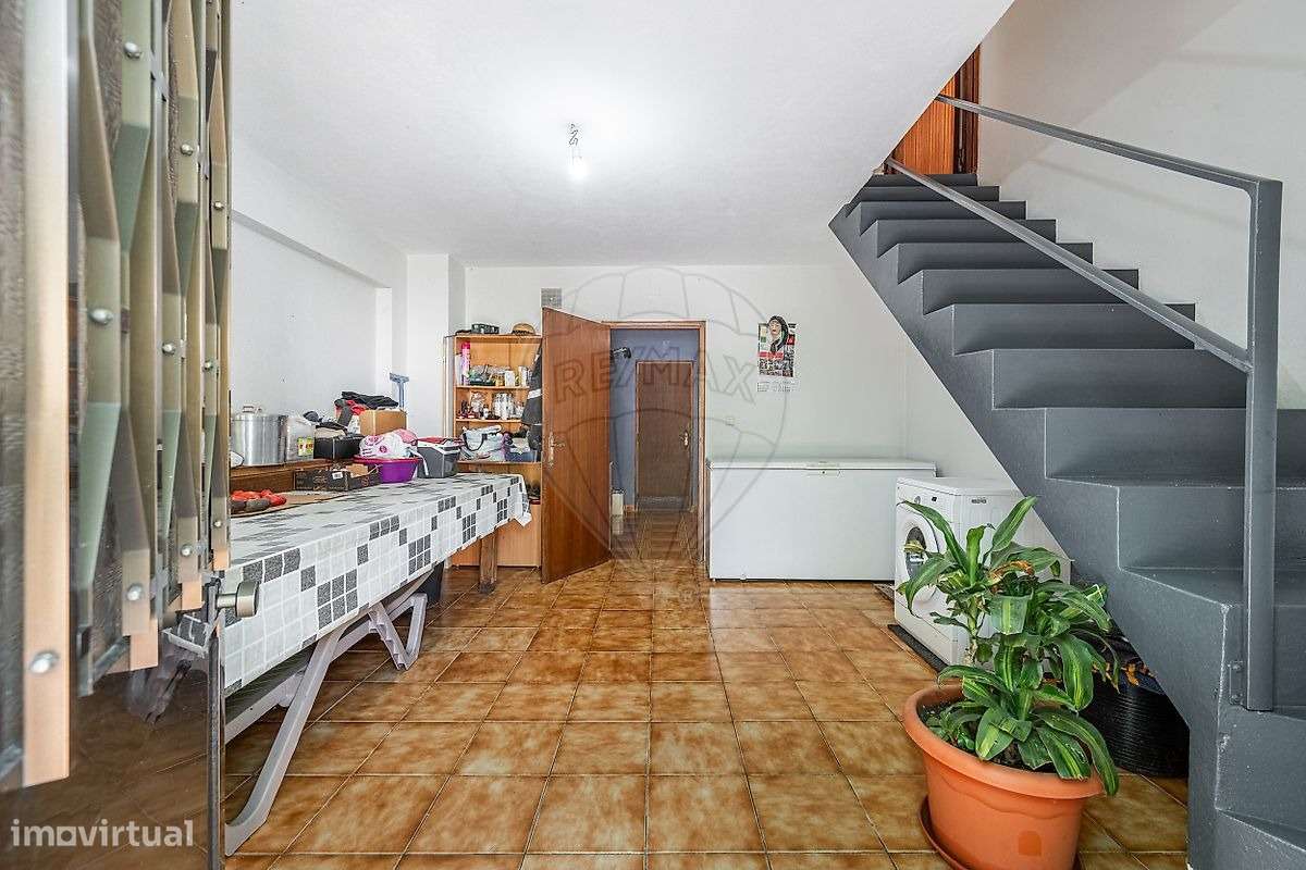 Moradia T4 com Terreno e Árvores de Fruto em Moure, Vila Verde-4