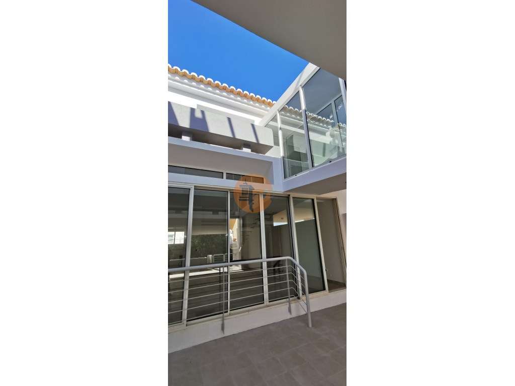 Moradia totalmente renovada numa zona calma onde predomina a habita...-27