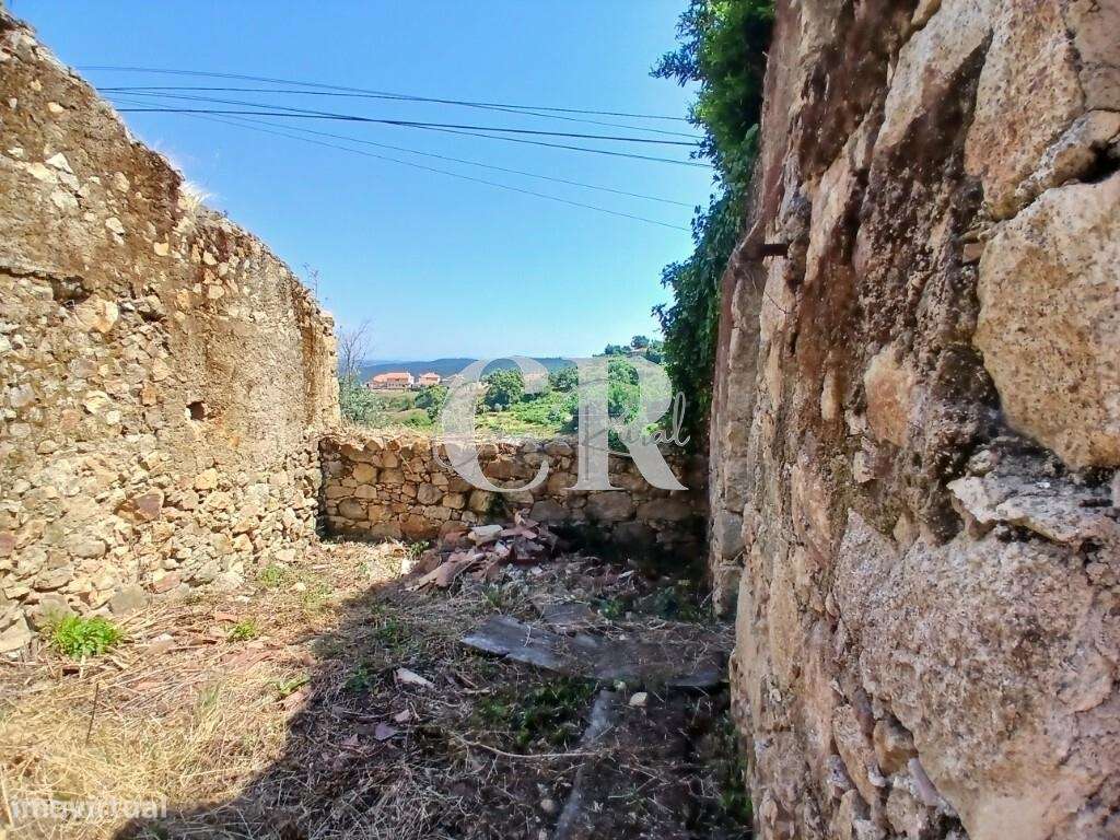 Propriedade com charme histórico, natureza e projeto aprovado em Figue-15