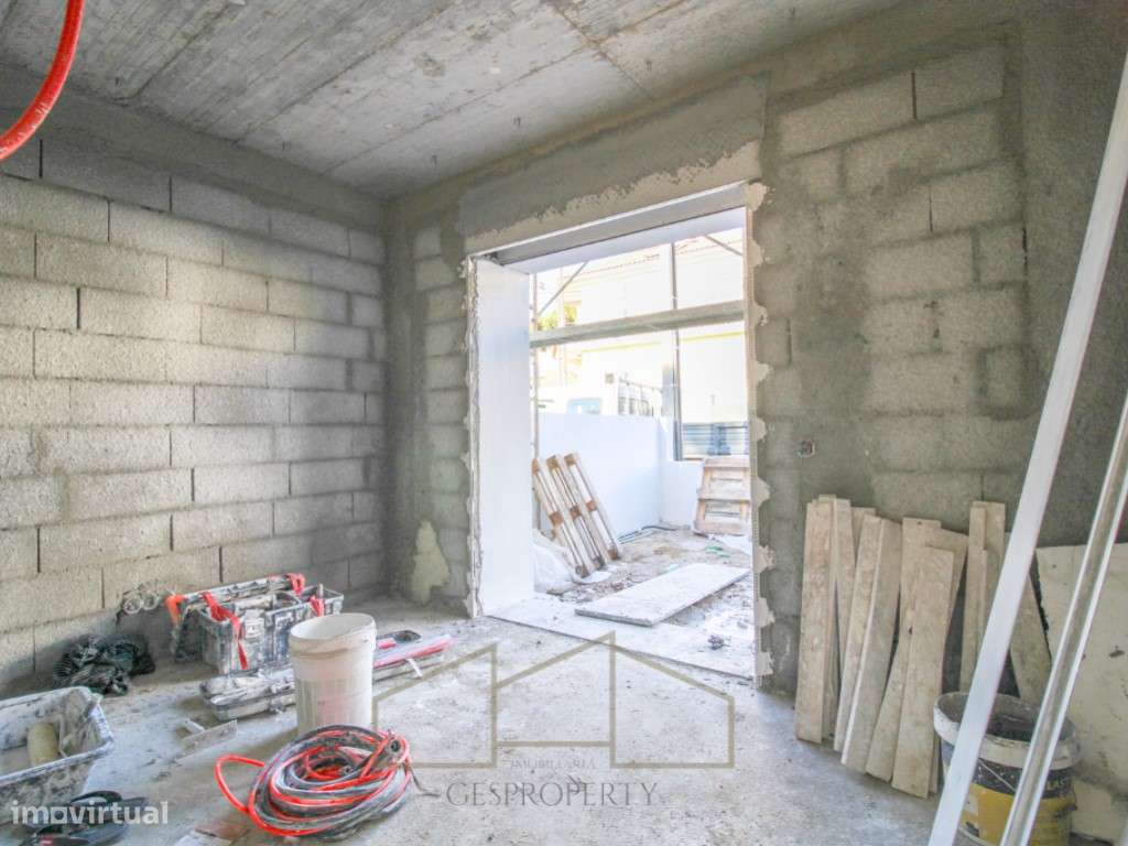 Moradia T4 Geminada com piscina na Sobreda-11