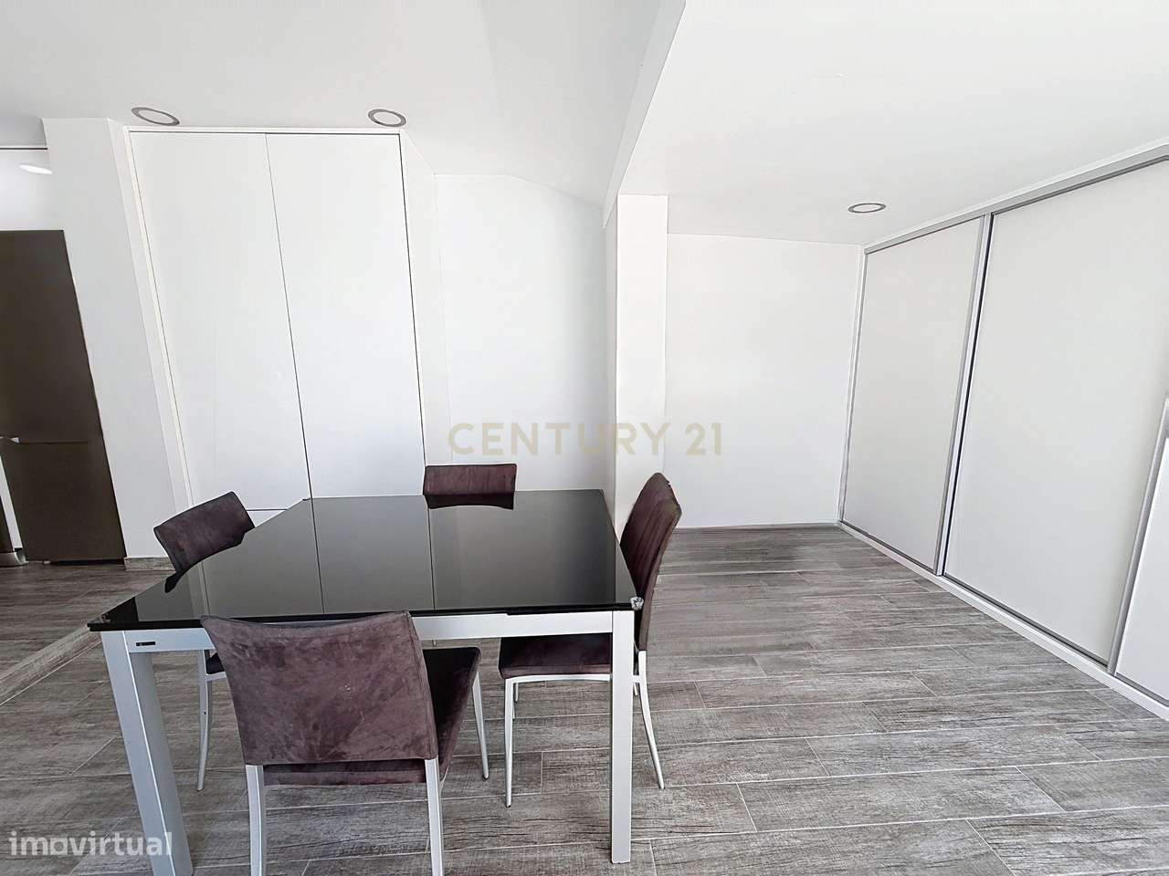 Moradia T3 Térrea Renovada à Venda na Nazaré | Quintal | Suite | Pront-34