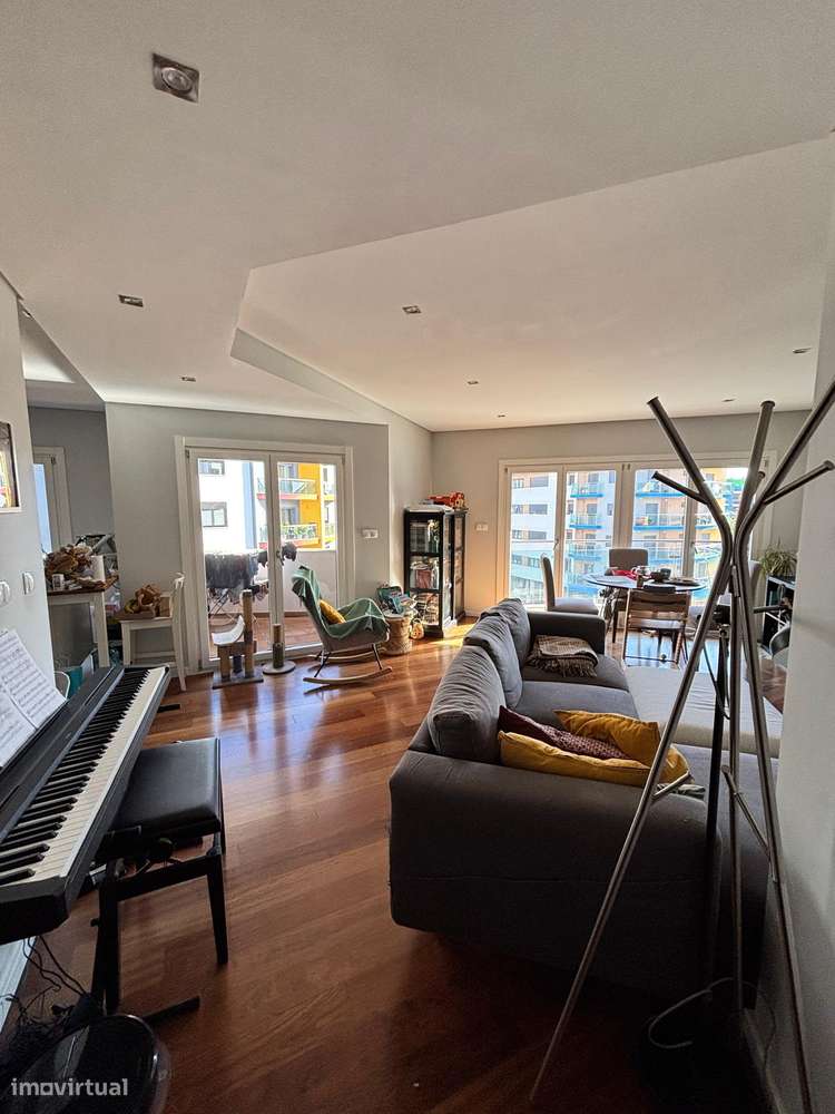 T2 com 2 varandas, cheio de luminosidade e acabamentos modernos - Grande imagem: 2/24