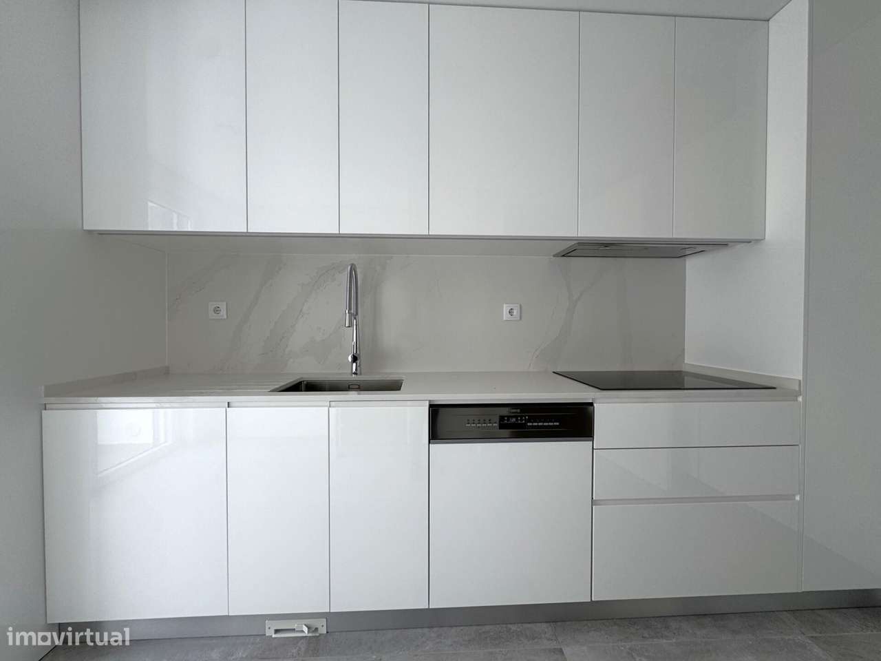 Apartamento T3 novo com Mezzanine e estacionamento no centro de Carcav-9