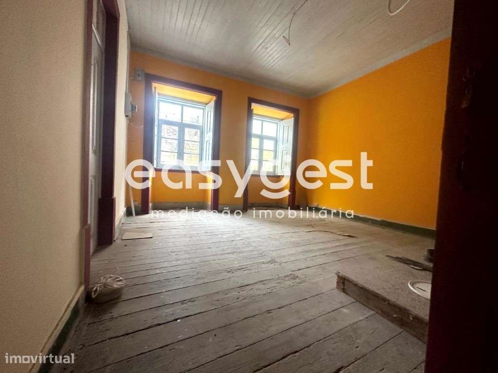 Prédio para remodelar, junto à praça do comércio em Coimbra - Grande imagem: 3/14