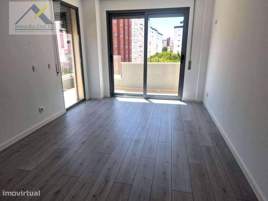 Apartamento T2 Novo com parqueamento para Arrendamento em Setúbal - Grande imagem: 2/21