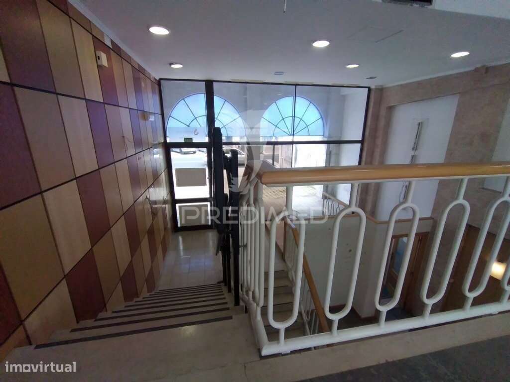 Vende se Loja  com 3 pisos Barreiro-9