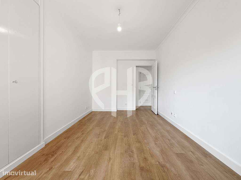 Apartamento T3 Totalmente Remodelado // Estrada da Luz-17