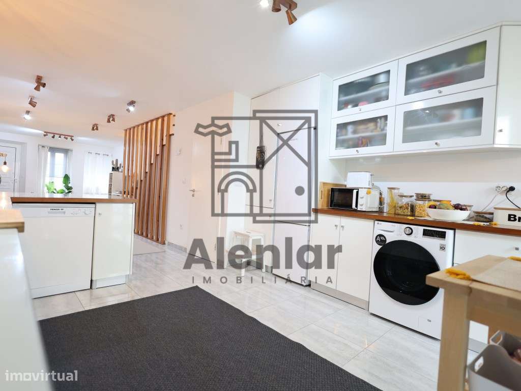 Moradia T3 como nova, no centro de Alhandra-8