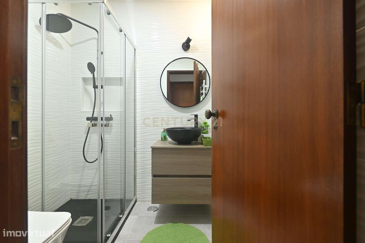 Apartamento T3 semi-remodelado, luminoso e pronto a habitar, na Rincho-15