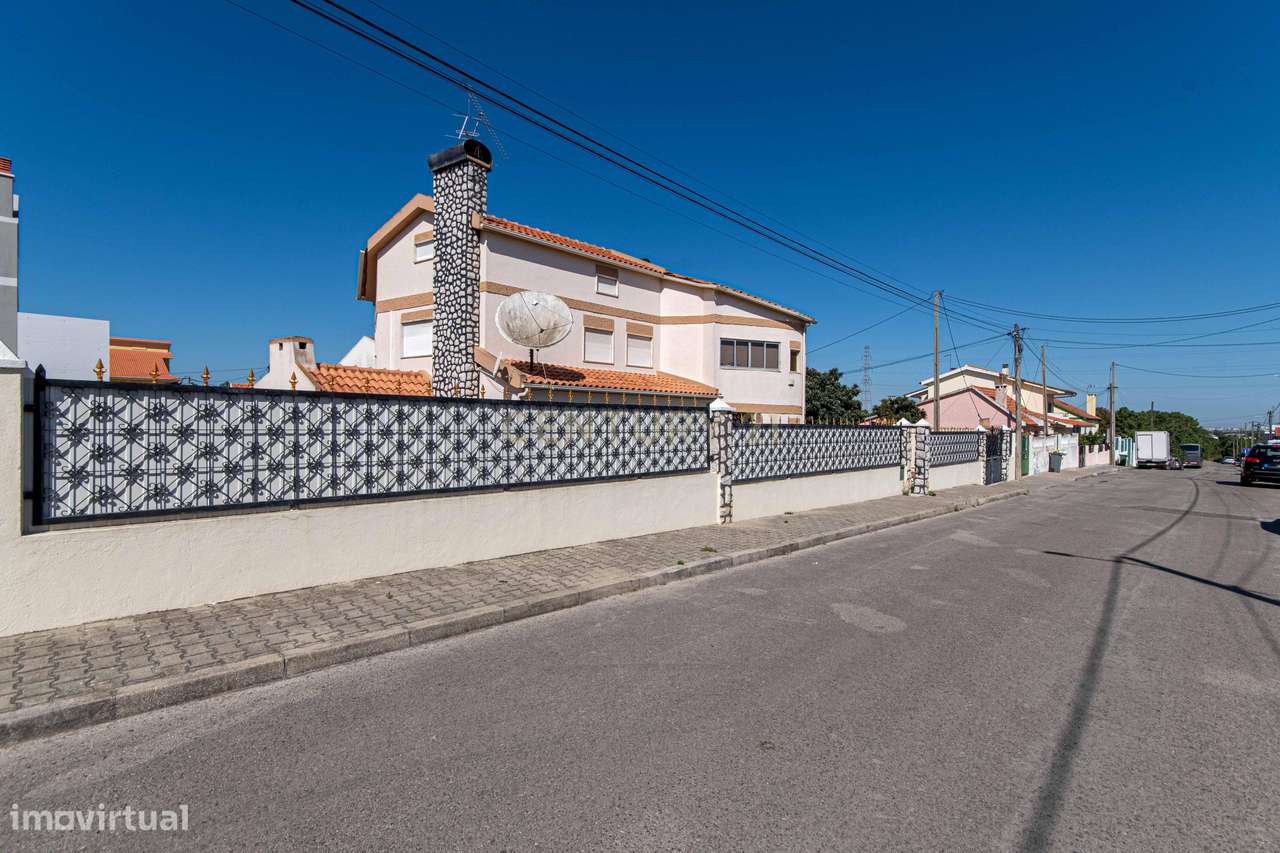 Moradia independente T4 + 4 com piscina, garagem e anexos lote de 1093 - Grande imagem: 4/60