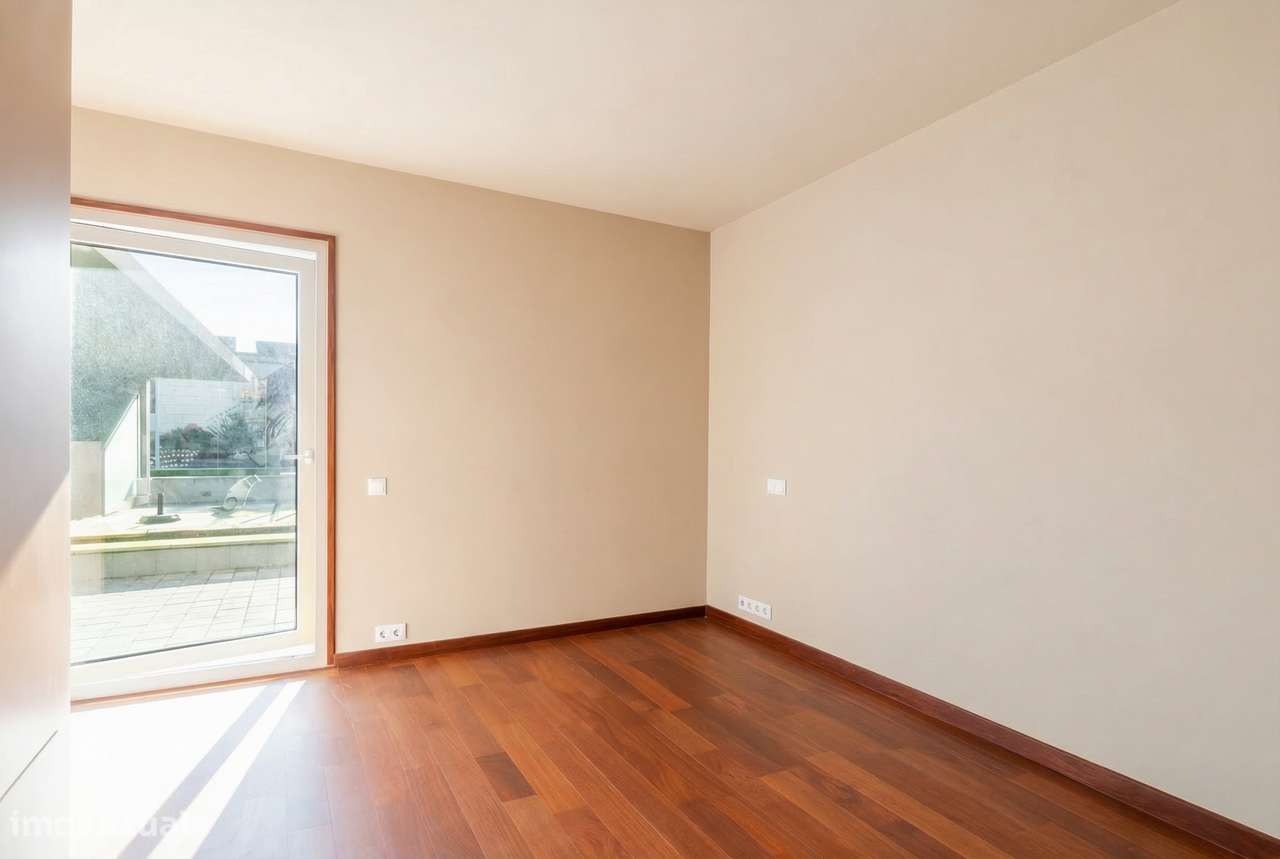 Moradia independente à venda na Foz Velha-12