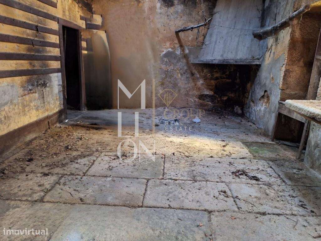 Casa em pedra com áreas generosas para renovação total. - Grande imagem: 4/5