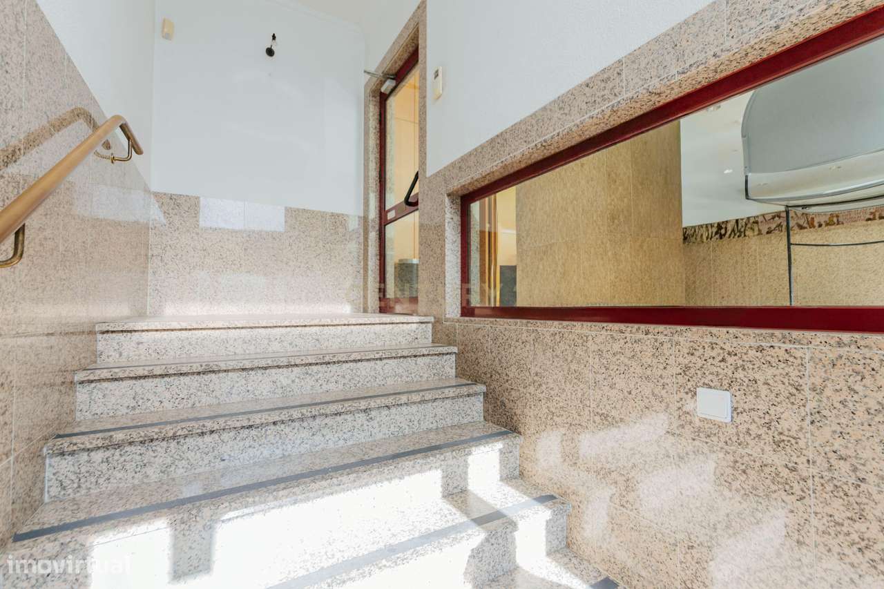 Espaço comercial amplo e versátil com localização estratégica à venda - Grande imagem: 2/25