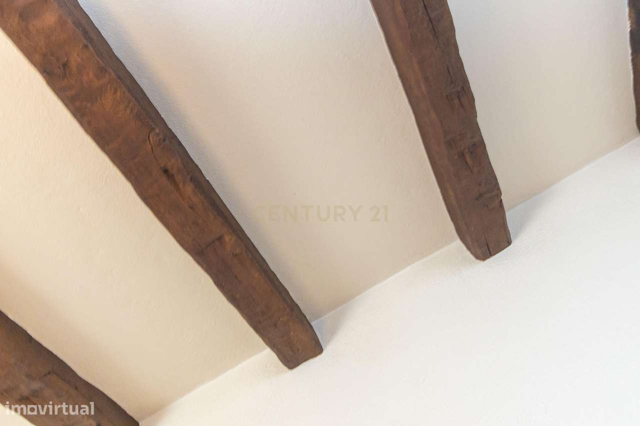 Moradia com construções de apoio, piscina e localização priviligiada-14