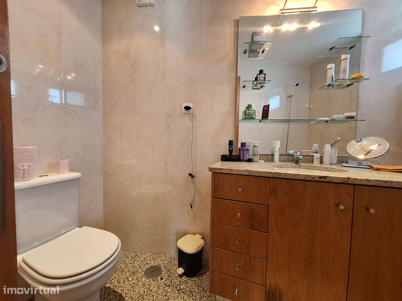 Moradia V3 com design único em Vila Nova de Anha.-18