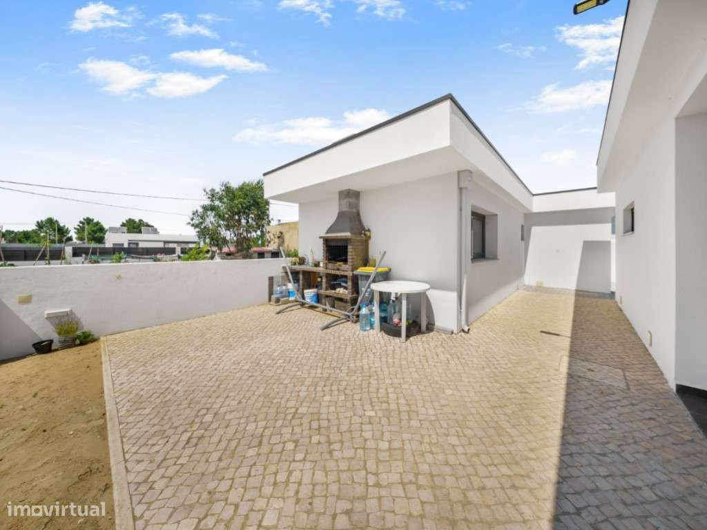 Moradia T3 Isolada com Piscina-32