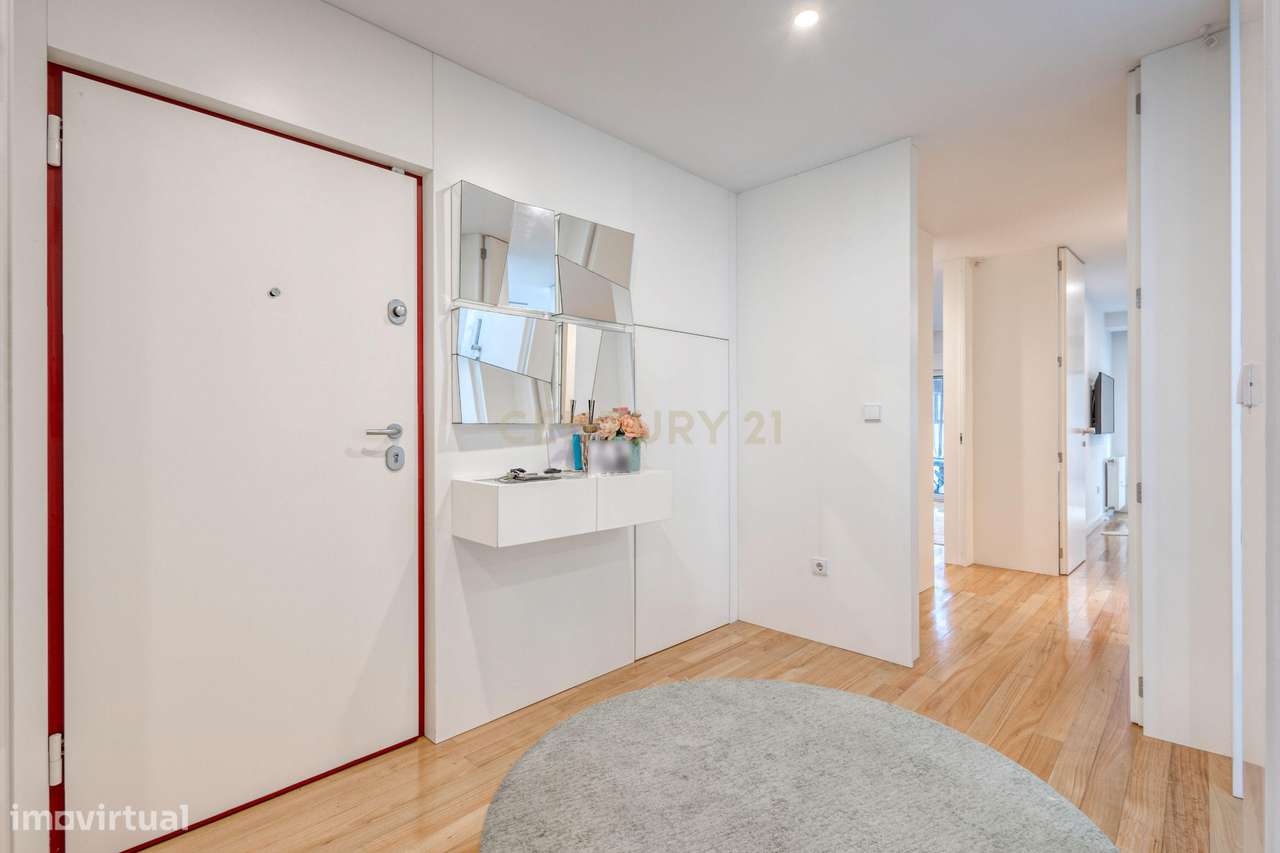 T3 Renovado com Terraço a 200m da Praia de Lavadores-25