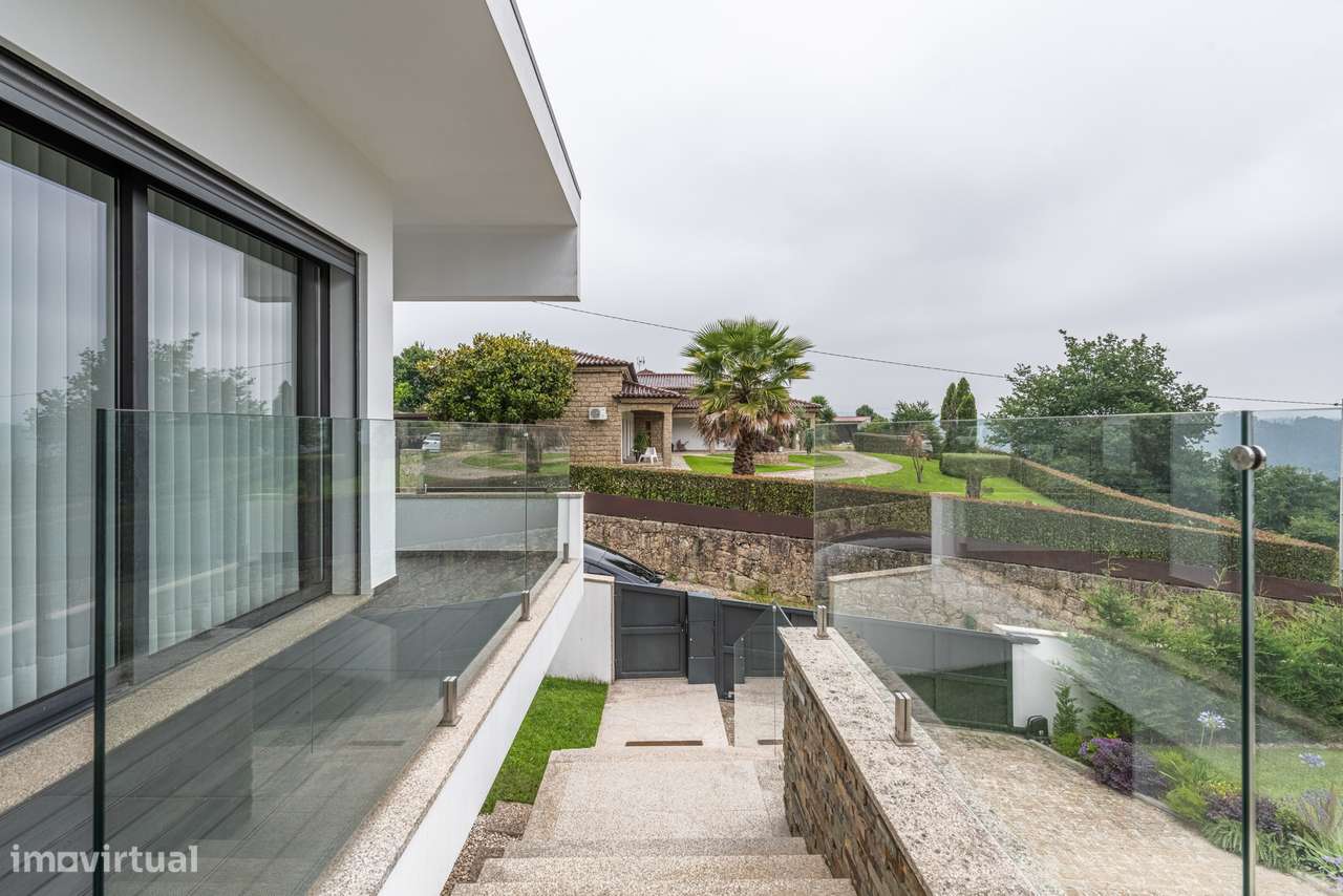 Moradia de Arquitetura Contemporânea com Piscina | Fafe-29