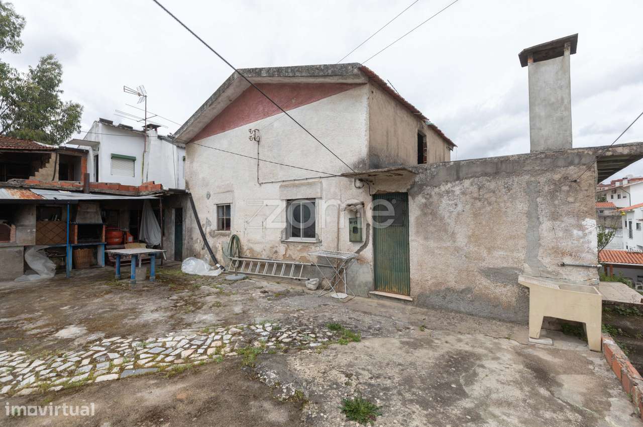Moradia T4 | Moradia T2 | Recuperar | S. Martinho do Bispo - Grande imagem: 2/48
