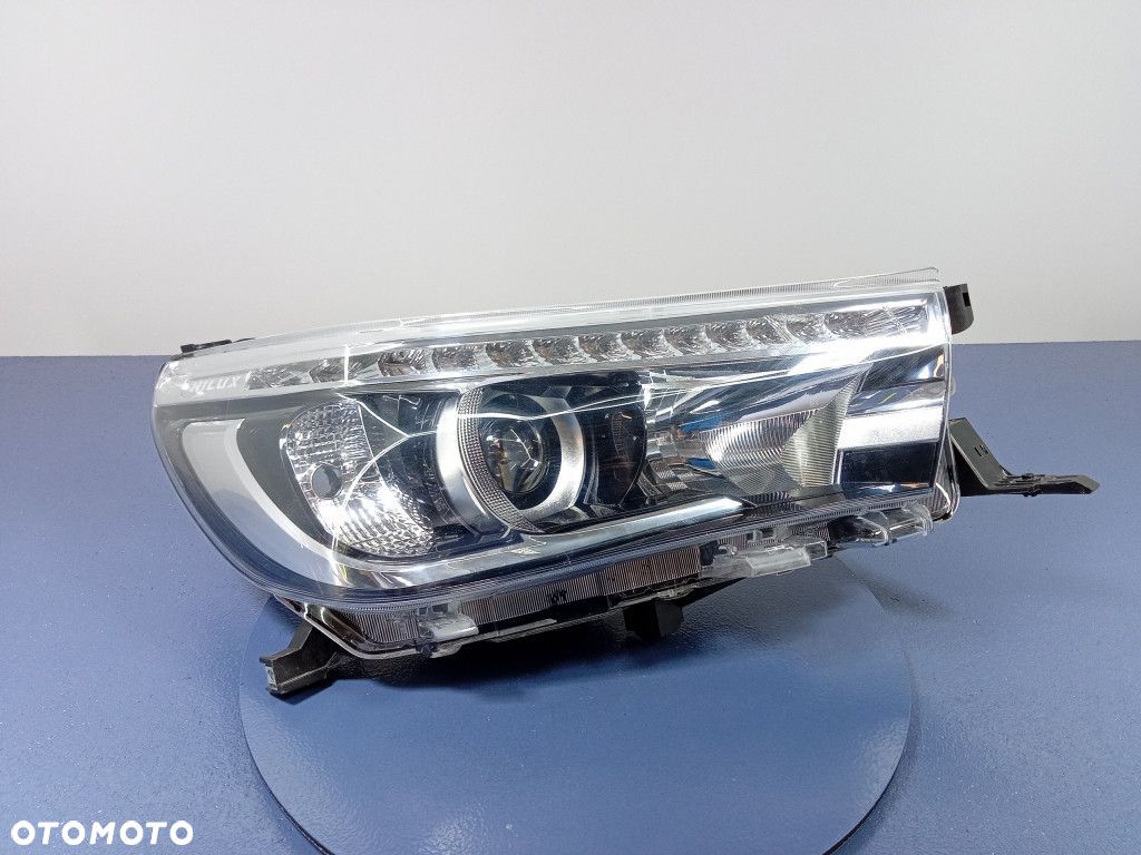 TOYOTA HILUX VIII 15- REFLEKTOR PRAWY LAMPA EU - 1