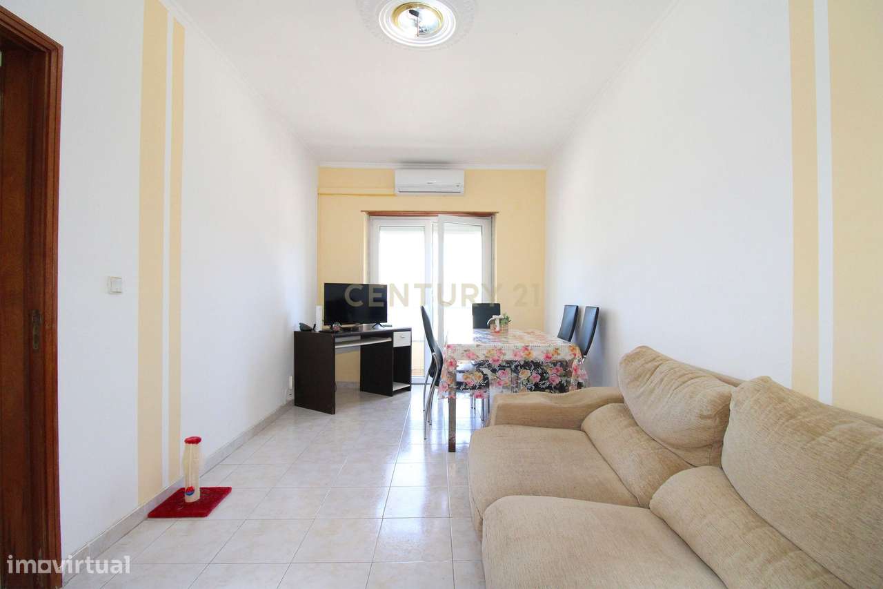 Apartamento T2 na Torre da Marinha - Seixal-0