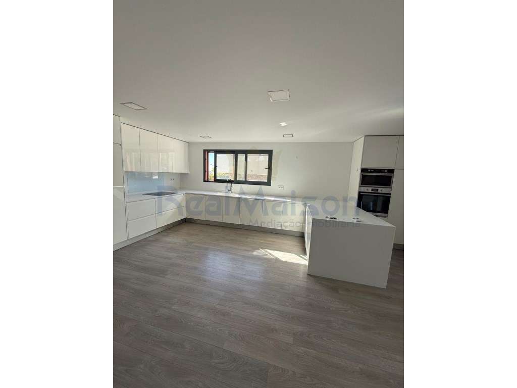 Excelente Moradia de Luxo c/ 7 quartos, Piscina e Jardim-10