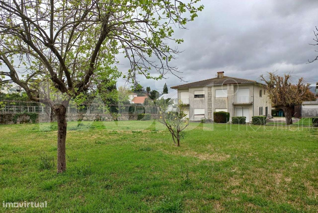 Propriedade com 2 moradias geminadas em Barcelinhos, Barcelos - Grande imagem: 4/16