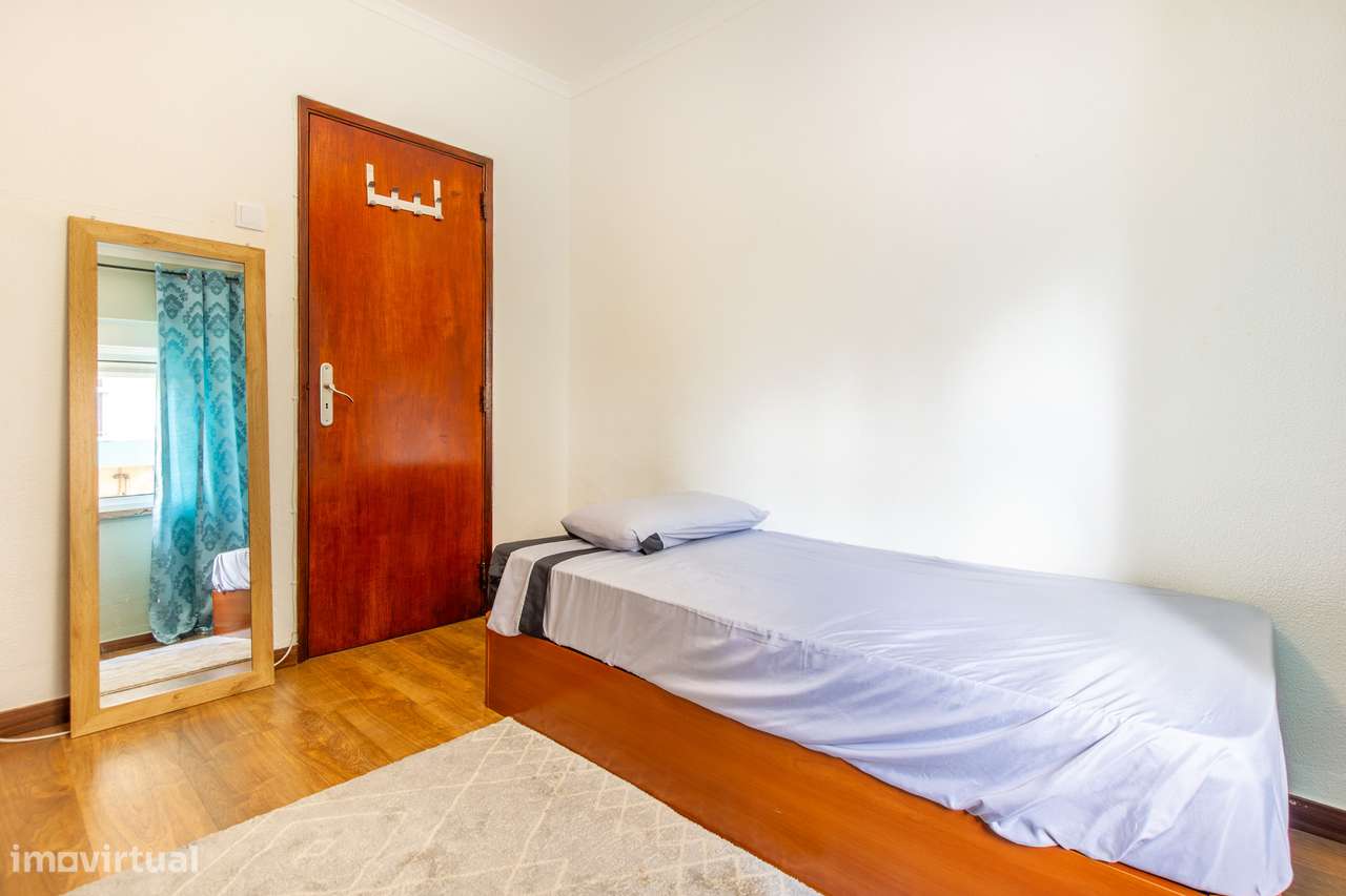 Paio Pires - Apartamento de 4 assoalhadas remodelado, com quintal-12