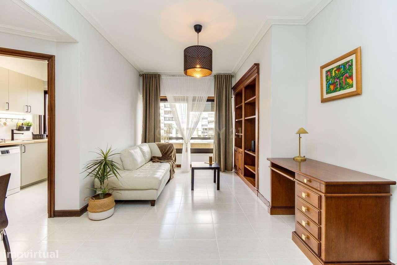 T1 com 59m2, remodelado, parqueamento, perto de transportes, mobilado - Grande imagem: 3/24