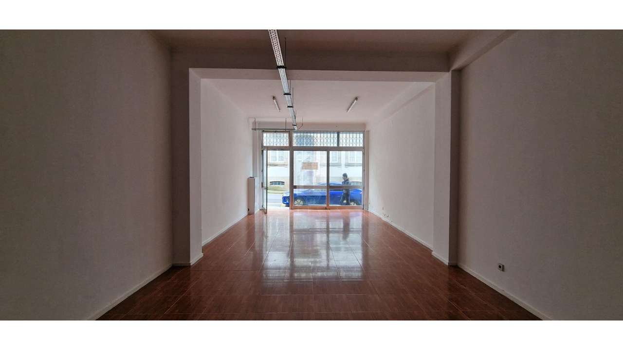 Loja - R. D. João IV-11