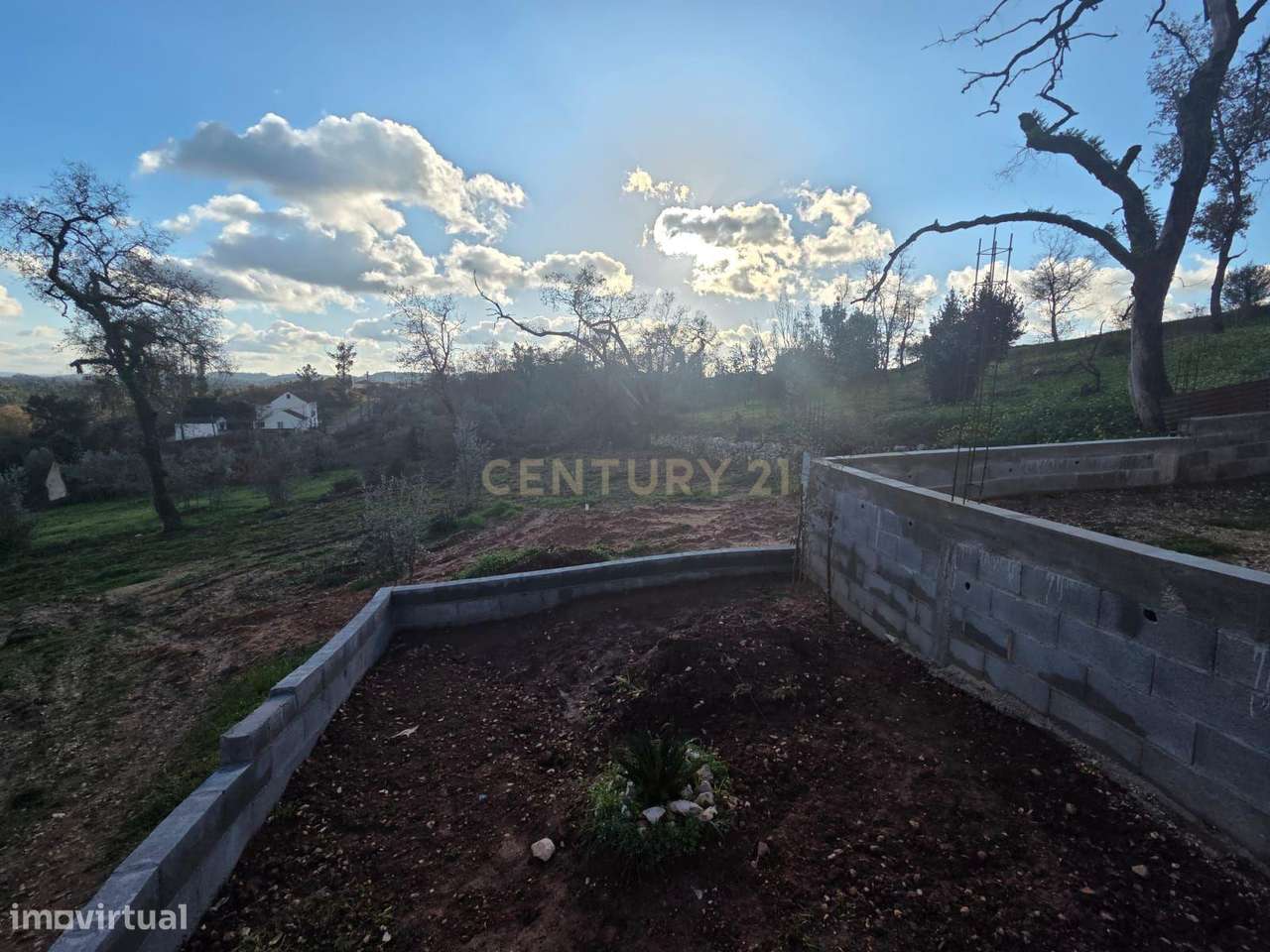 Moradia com Potencial de Ampliação para T4 em Lapa – Pombal.-10