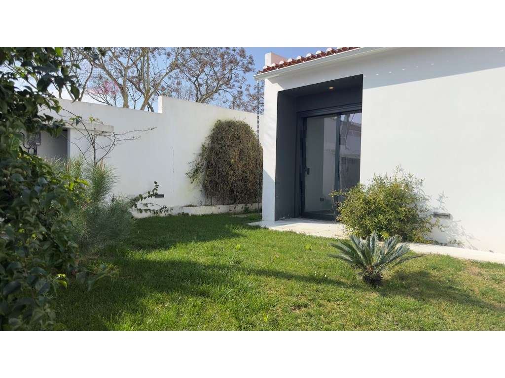 Vende-se moradia de arquitetura moderna T4 com piscina e jardim! - Grande imagem: 4/52