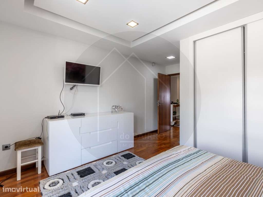 Moradia T4 Independente com Piscina, Ginásio e Garagem para 4 Carro...-28