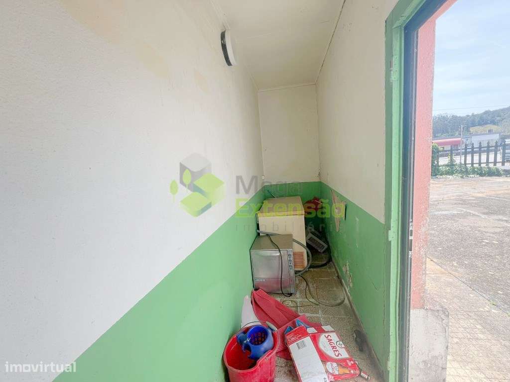 Antigo bar, para recuperar, perto de Alcoentre - junto à A1, com lo...-9