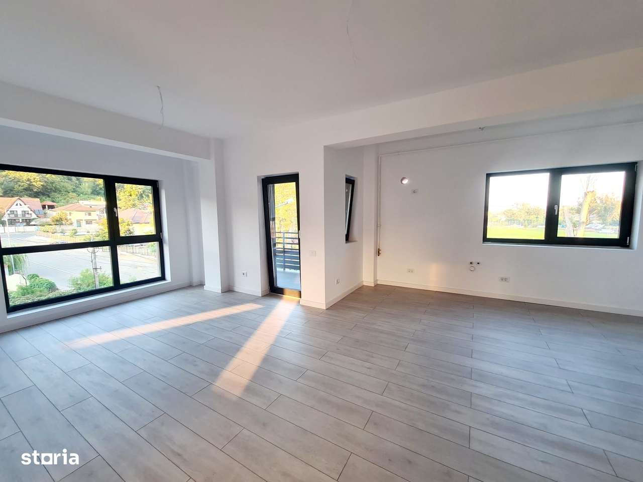 Apartament 3 camere de vanzare-0