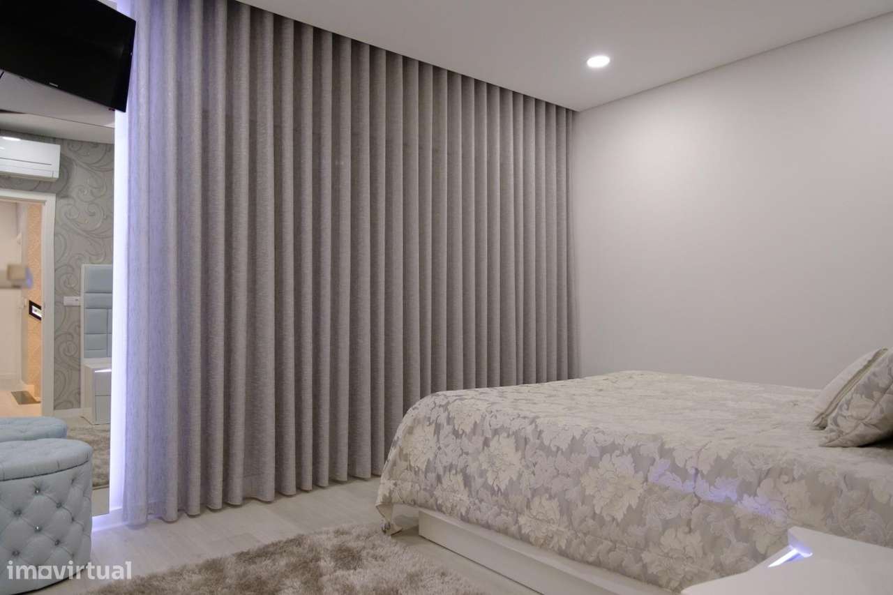 Moradia T4 com Piscina e Jardim na Aroeira, Almada-20