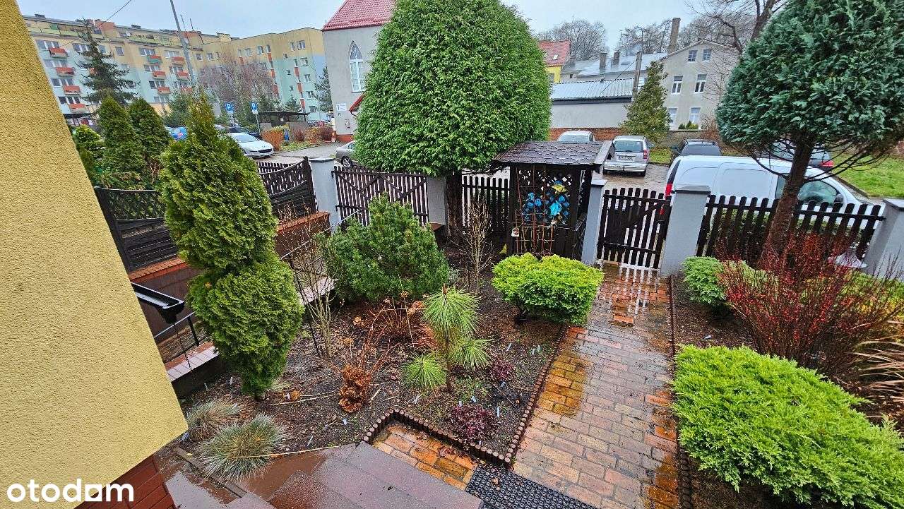 Atrakcyjny dom z pięknie zagospodarowaną działką. Nowa cena !-19