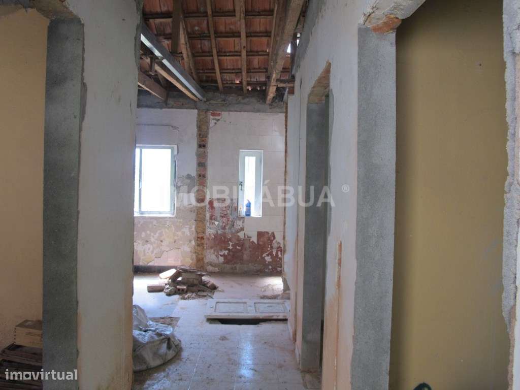 Charmosa Moradia de Aldeia com Potencial - Fundo de Vila, Tábua - Grande imagem: 4/11