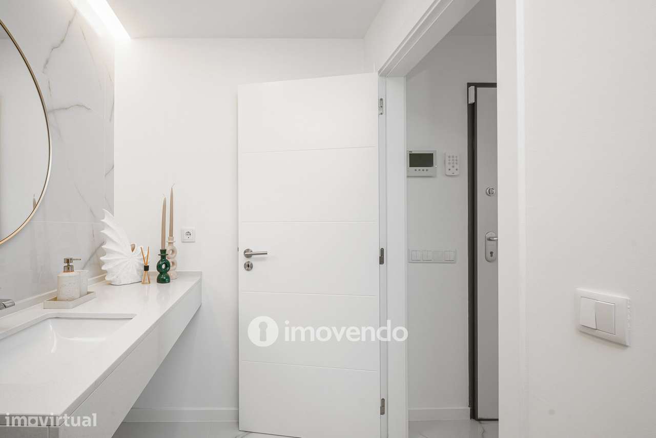 Moradia T3+1 moderna, com piscina e garagem, na Caparica-16