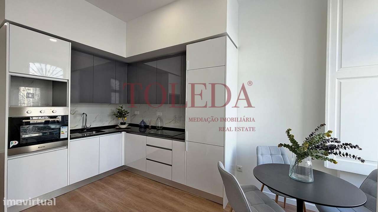 T2 em Santa Apolónia Remodelado com Terraço-6