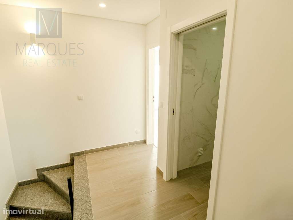 Moradia V2+2 com garagem em Vale de Milhaços - Corroios-15