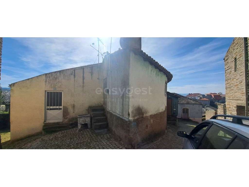 Moradia para recuperar na emblemática aldeia de Açoreira - Grande imagem: 3/12