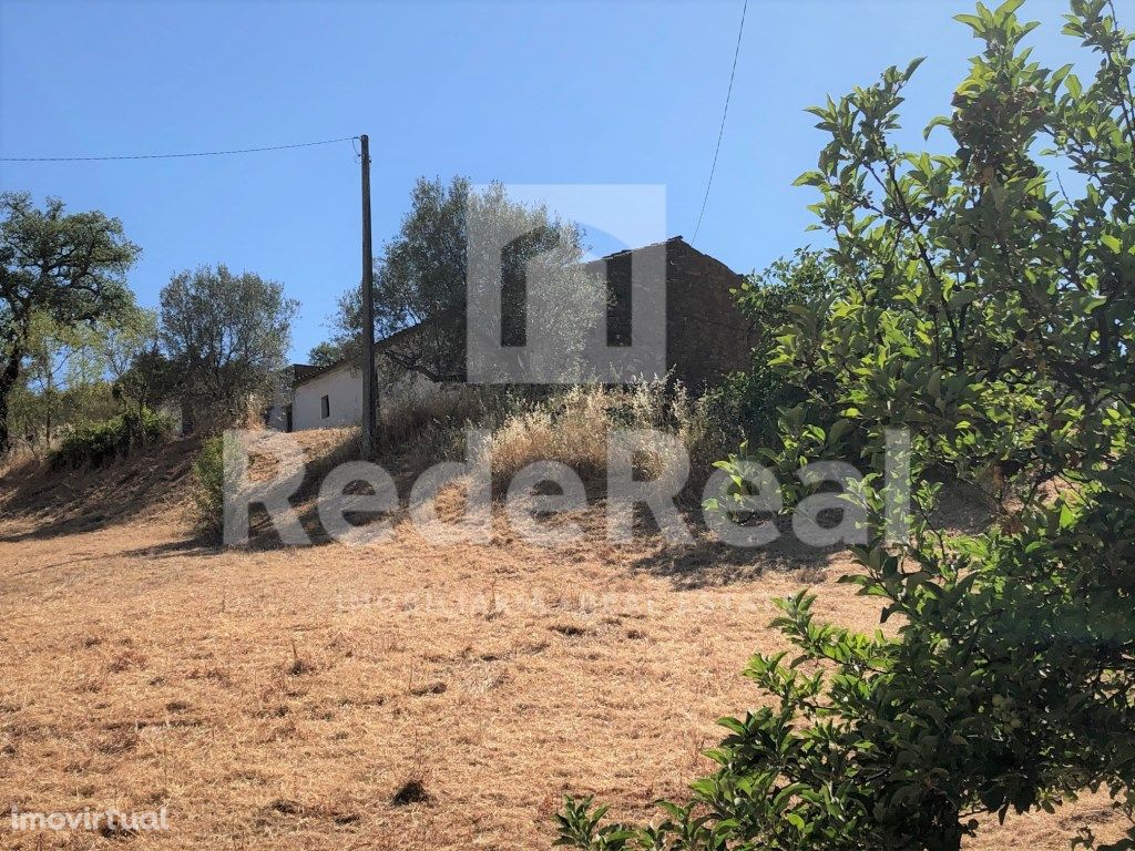 Casa com terreno para reconstruir perto de Alte - Loulé A...